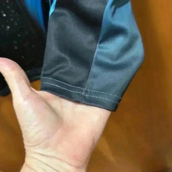 Zip down polo size large - Picture 3 of 6